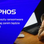 Grafika promocyjna marki Sophos. Po lewej stronie na niebieskim tle znajduje się biały napis: ‘Ukryte koszty ransomware. Przeczytaj zanim będzie za późno!’. Po prawej stronie widać osobę siedzącą przy biurku z laptopem, trzymającą głowę w dłoniach w geście stresu lub frustracji.