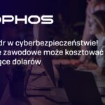 Zmęczony pracownik IT przy komputerze – kryzys kadr w cyberbezpieczeństwie i ryzyko wypalenia zawodowego.